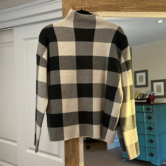 Green, gray & white toned turtle neck sweater - Picture 2 of 2